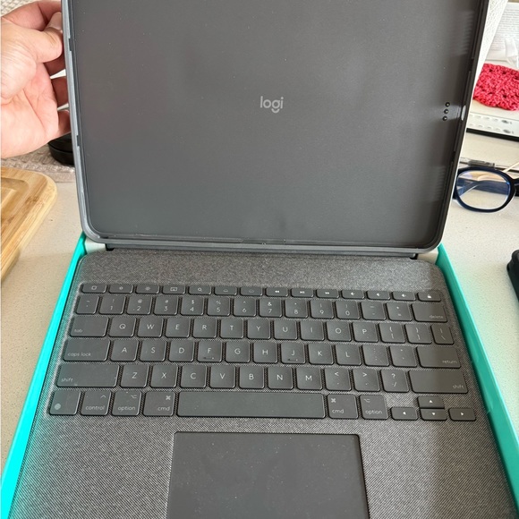 Logitech detachable keyboard case for iPad Pro 12.9 inch(5th and 6th generation) - Picture 5 of 7